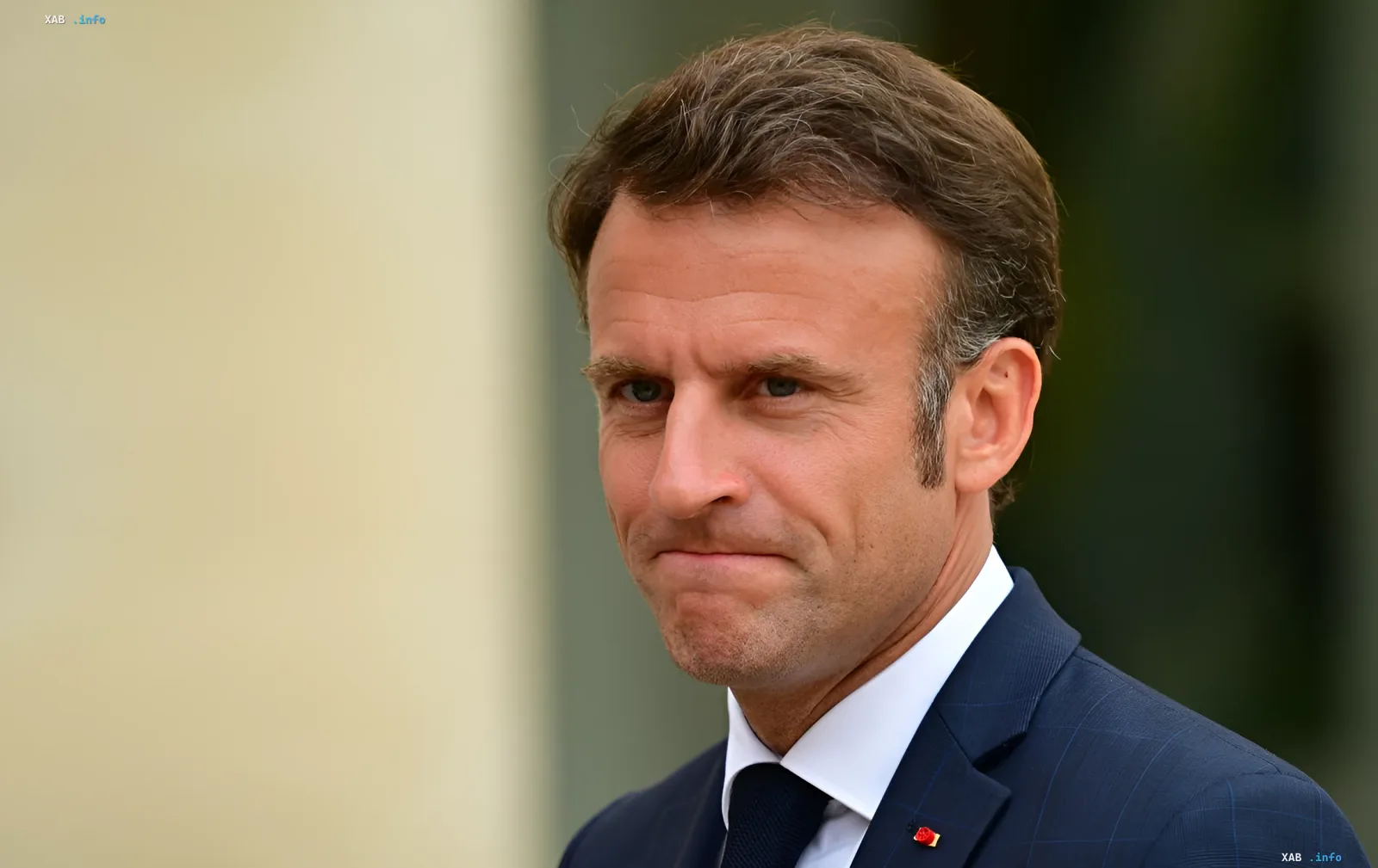Emmanuel Macron im offiziellen Anzug vor dem Hintergrund der Ankündigung der Militärübungen der Koalition der Willigen für Oktober-November 2026