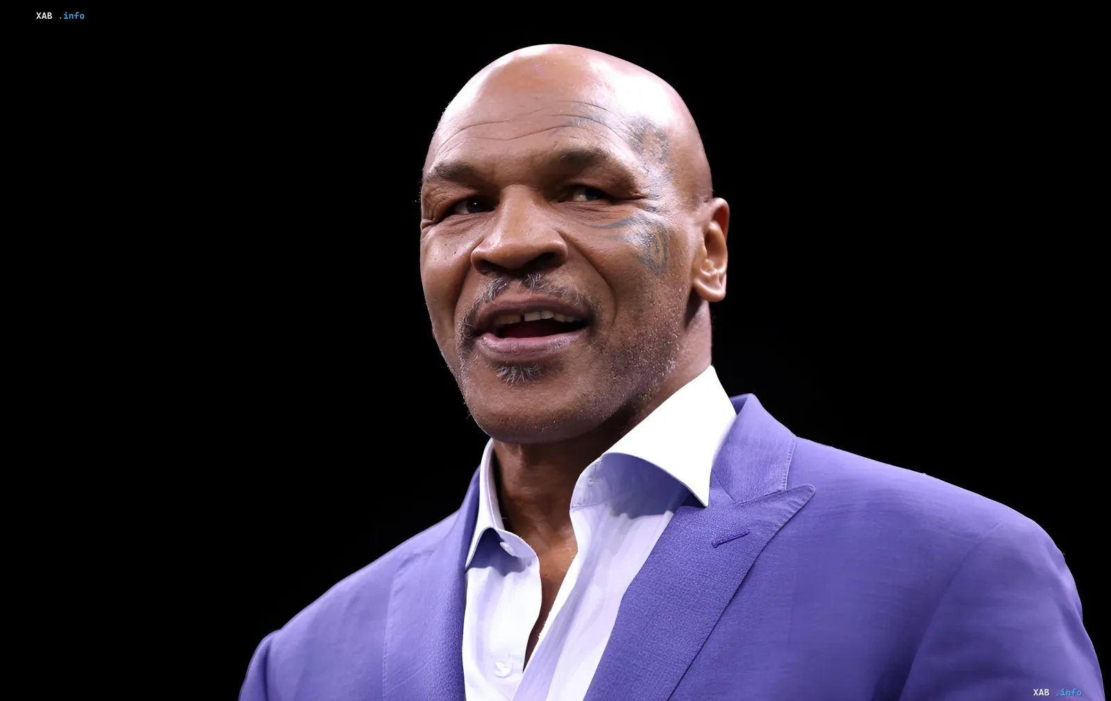 Mike Tyson in einem lila Jackett und weißem Hemd: der Boxer, der sich für den New Yorker Sternenparade eine ukrainische Wyszhywanka aussuchte