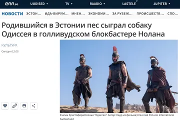 Кадр из фильма Кристофера Нолана «Одиссея»: трое воинов в античных доспехах на фоне голубого неба — в этом блокбастере сыграл эстонский пёс