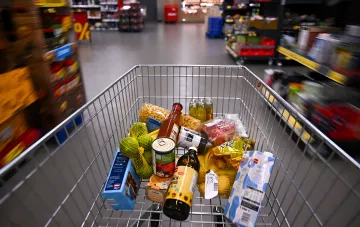 Кошик з продуктами в українському супермаркеті на тлі різниці в цінах до 15 гривень