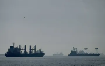 Cargo ships in the Black Sea amid fog: grain exports from Novorossiysk and the naval standoff between Russia and Ukraine