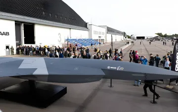 Konzept-Mockup des Saab-A3-001-Supersonik-Drohnenfliegers mit eckiger Stealth-Flügelgeometrie und Saab-Logo vor einer Ausstellungshalle