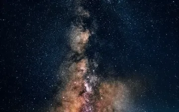 Млічний Шлях із туманностями та пилковими смугами: приховані малі зорі, які телескоп James Webb виявляє в давніх галактиках