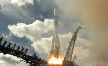 Запуск ракеты-носителя «Союз-2.1б» с космодрома Плесецк: старт военного спутника на фоне облачного неба