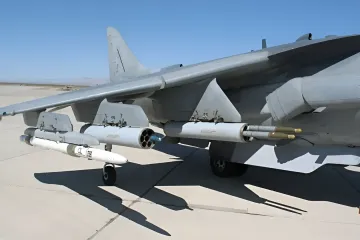APKWS-Raketenstartbehälter am Flügel eines US-Jets — 'intelligente' Anti-Drohnen-Raketen, die für die Lieferung an Italien freigegeben wurden