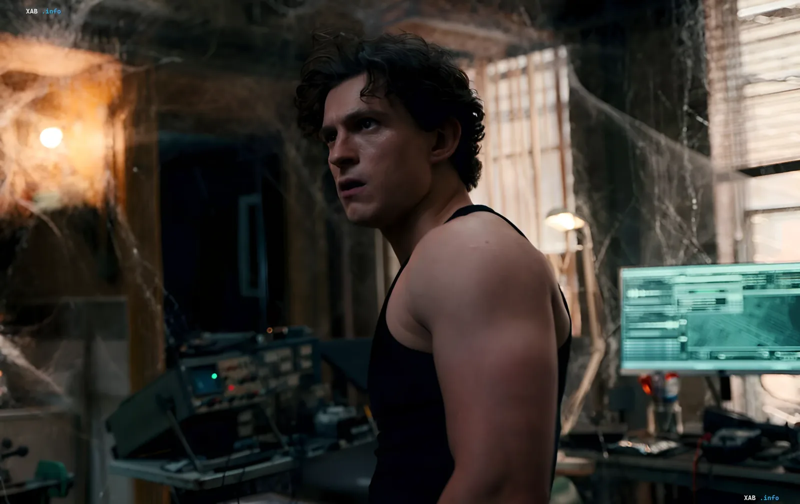 Tom Holland im Sporttrikot während des intensiven Cindy-Trainings — die Routine, die sogar Soldaten wiederholen