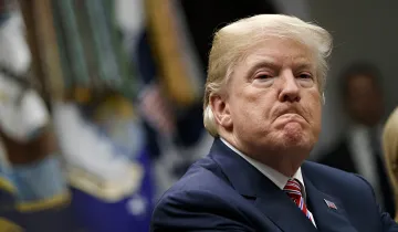 Дональд Трамп на фоне флагов США: экономический D-Day, топливный кризис и санкции против Ирана