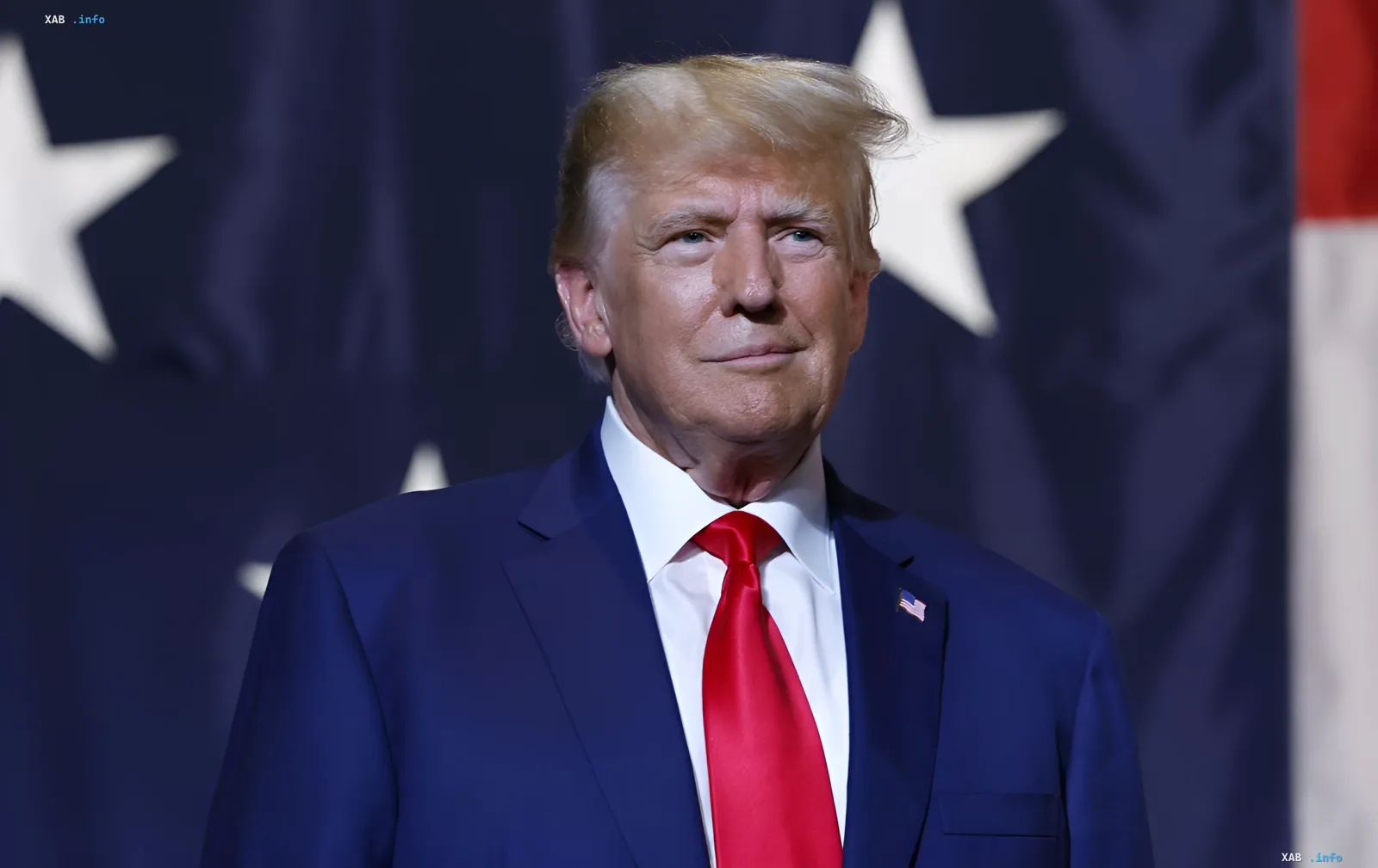 Дональд Трамп в синем костюме с красным галстуком на фоне американского флага — заявление о поздравлении Украины с 35-летием независимости