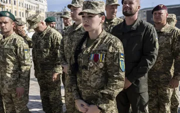 Украинские военнослужащие, в том числе женщина-солдат, на официальном мероприятии