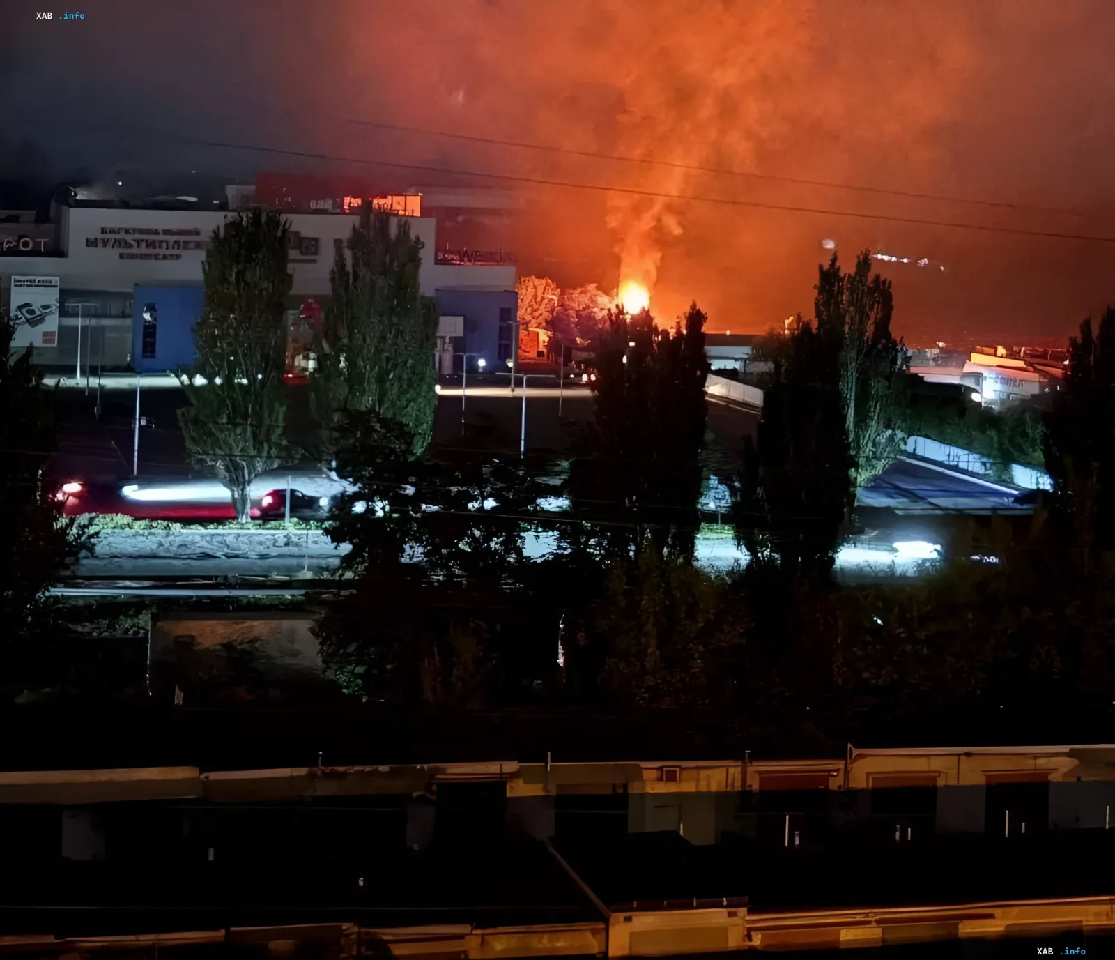 Пожар после удара реактивного БПЛА в районе ТРЦ «Караван» в Днепре: столб пламени и дыма над парковкой ночью