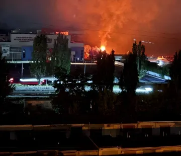 Пожар после удара реактивного БПЛА в районе ТРЦ «Караван» в Днепре: столб пламени и дыма над парковкой ночью