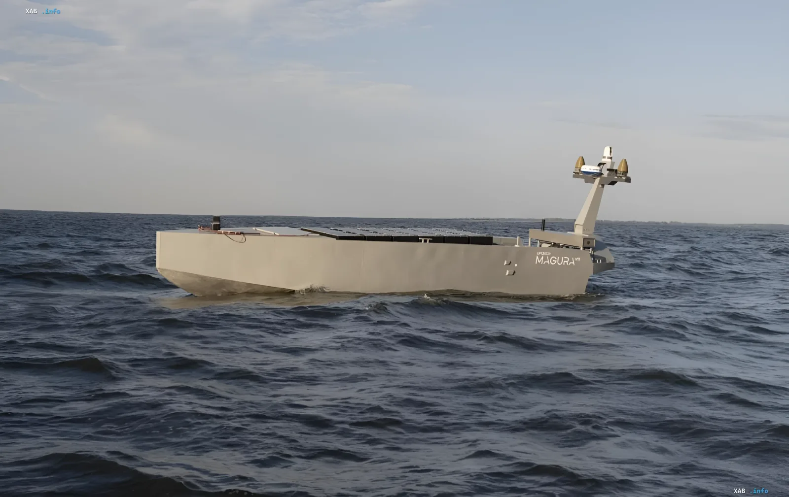 Marinedrohne MAGURA V11 von UFORCE auf dem Meer mit Startmast für unbemannte Fahrzeuge am Heck