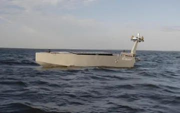Морской дрон MAGURA V11 от UFORCE на море с пусковой вышкой для беспилотников на корме
