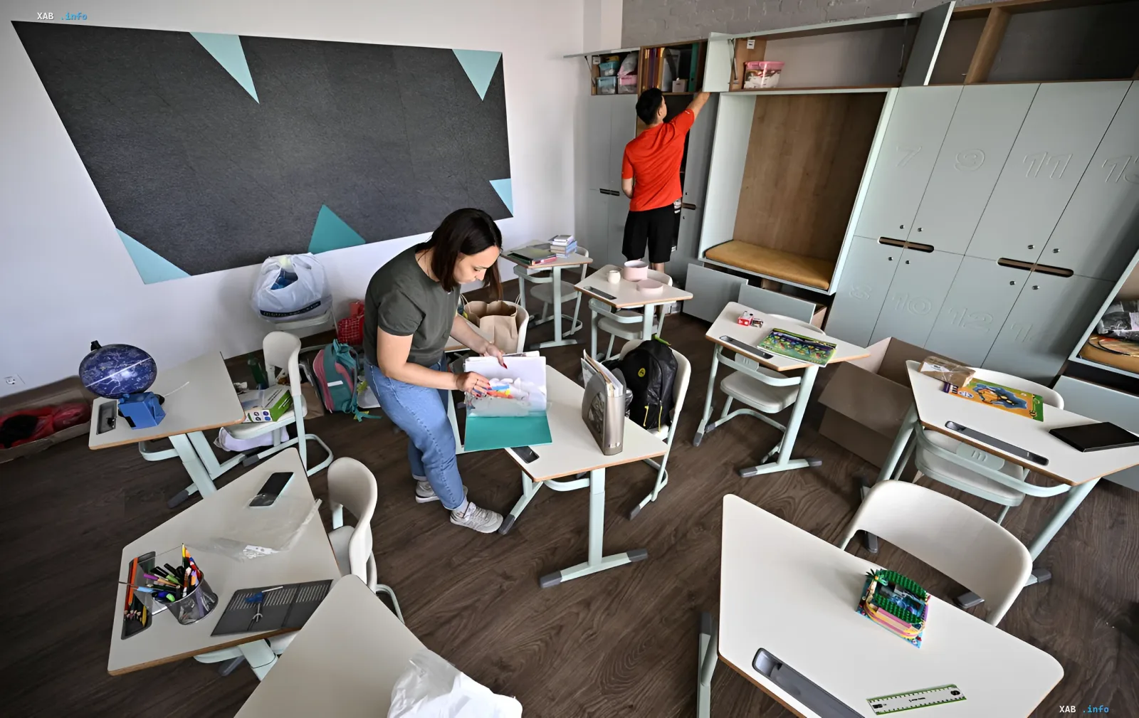 Vorbereitung eines Schulklasse für das Schuljahr 2026/2027 in Kiew: Anordnung von Lernmaterialien und Organisation des Unterrichtsraums
