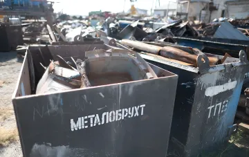Контейнеры с металлоломом на площадке металлургического предприятия в Украине, экспорт лома в ЕС под пошлиной 180 евро за тонну