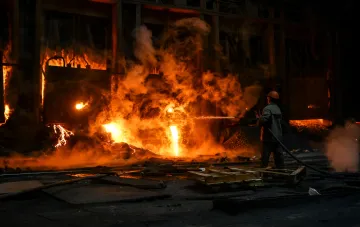 Разлив жидкой стали в металлургическом цеху Украины: производство 72% стали под угрозой остановки