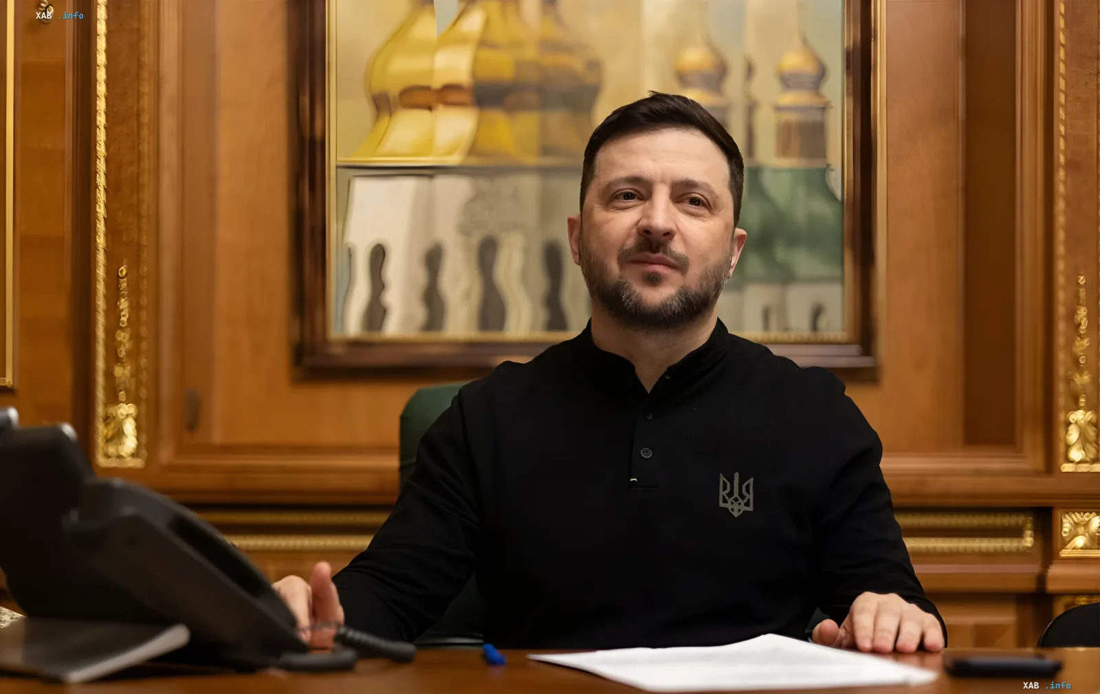 Владимир Зеленский за рабочим столом в офисе на фоне обсуждения передачи Украине лицензии на производство ракет Storm Shadow/SCALP