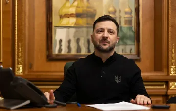 Владимир Зеленский за рабочим столом в офисе на фоне обсуждения передачи Украине лицензии на производство ракет Storm Shadow/SCALP