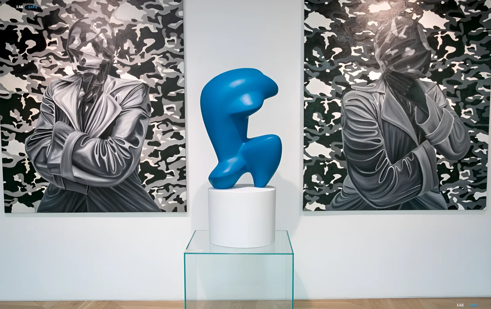 INDEPENDENT exhibition in Kyiv: a blue abstract sculpture on a pedestal between two monochrome paintings