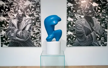 INDEPENDENT exhibition in Kyiv: a blue abstract sculpture on a pedestal between two monochrome paintings