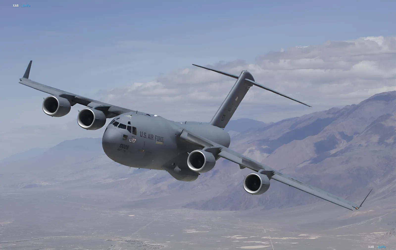 Военный транспортный самолёт Boeing C-17 Globemaster III ВВС США в полёте — тип борта, приземлившегося в аэропорту Внуково с базы Эндрюс