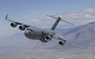Militärisches Transportflugzeug Boeing C-17 Globemaster III der US Air Force im Flug — die Art des Flugzeugs, das laut Berichten auf dem Flughafen Wnukowo von der Andrews Air Force Base landete