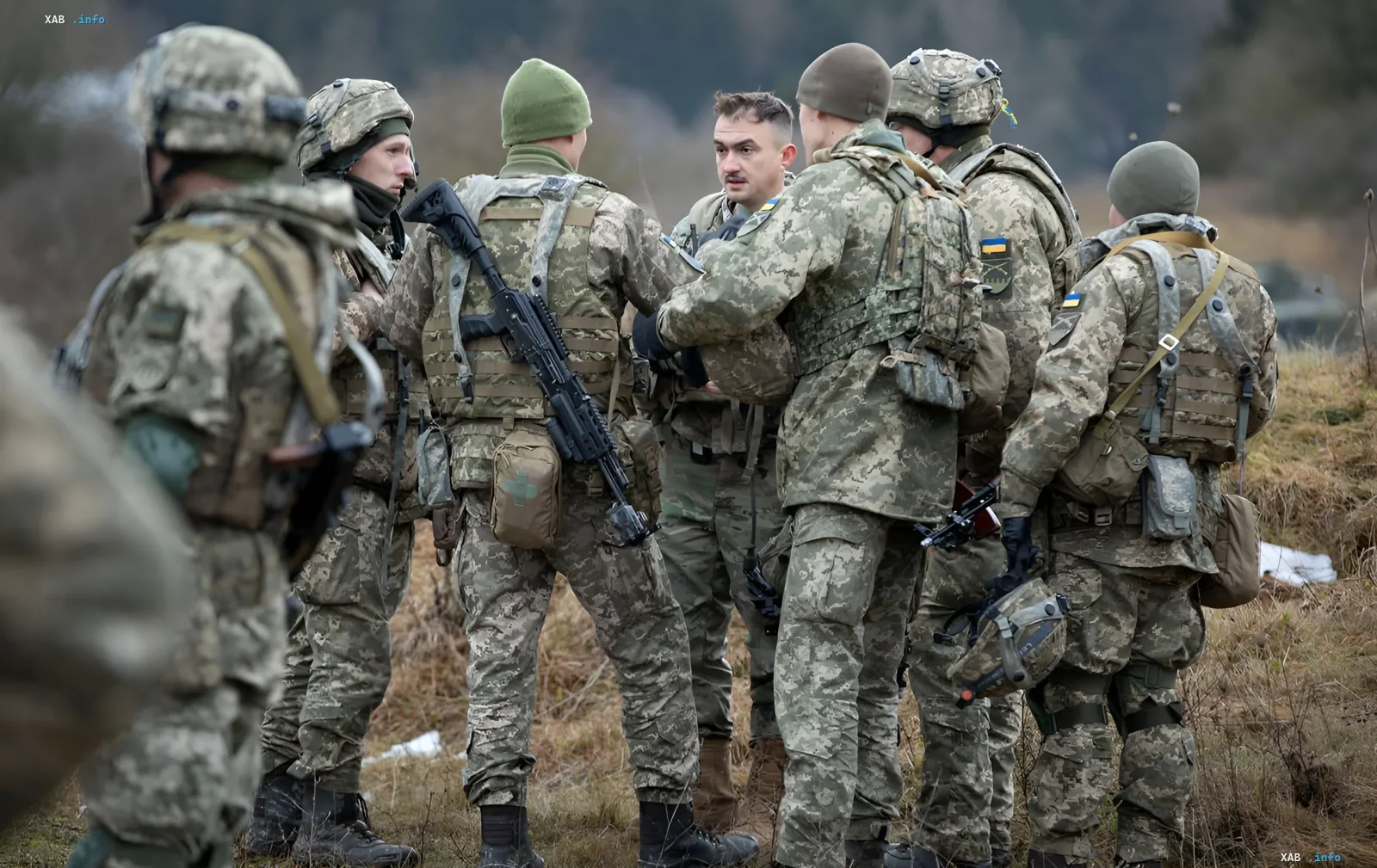 Военные ВСУ в камуфляже на открытой местности в Сумской области во время боевого распоряжения, опровергающего заявление РФ о захвате Новоконстантиновки