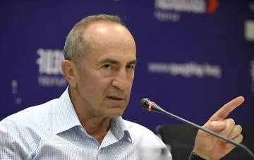 Экс-президент Армении Роберт Кочарян на публичном мероприятии перед задержанием по делу о выводе госимущества