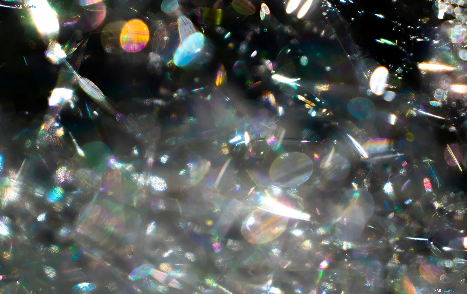 Diamantrauen im Labor: Lichtbrechung in einer Kristallstruktur, die Neptuns Inneres modelliert