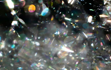 Diamantrauen im Labor: Lichtbrechung in einer Kristallstruktur, die Neptuns Inneres modelliert
