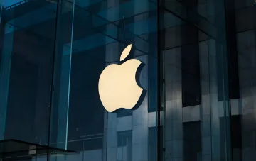 Логотип Apple на стеклянном фасаде: компания представила чипы M5 Ultra и 2-нанометровый M6 для новых Mac Studio и Mac mini