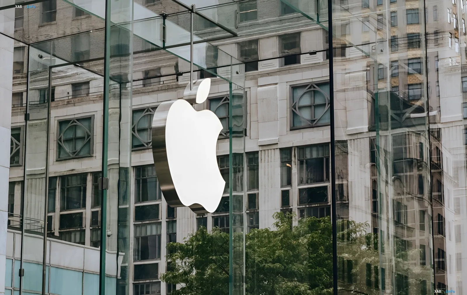 Логотип Apple на стеклянном фасаде магазина на фоне новостной темы о Mac Mini на чипах M6 и M5 Pro с четырёхкратным приростом в ИИ
