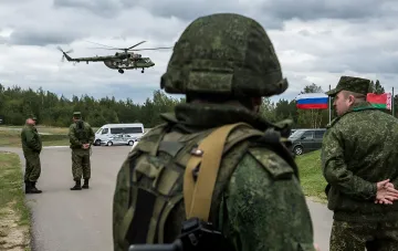 Российские и белорусские военные на фоне вертолёта Ми-24: контекст строительства военного полигона с ж/д веткой у границы Беларуси с Украиной