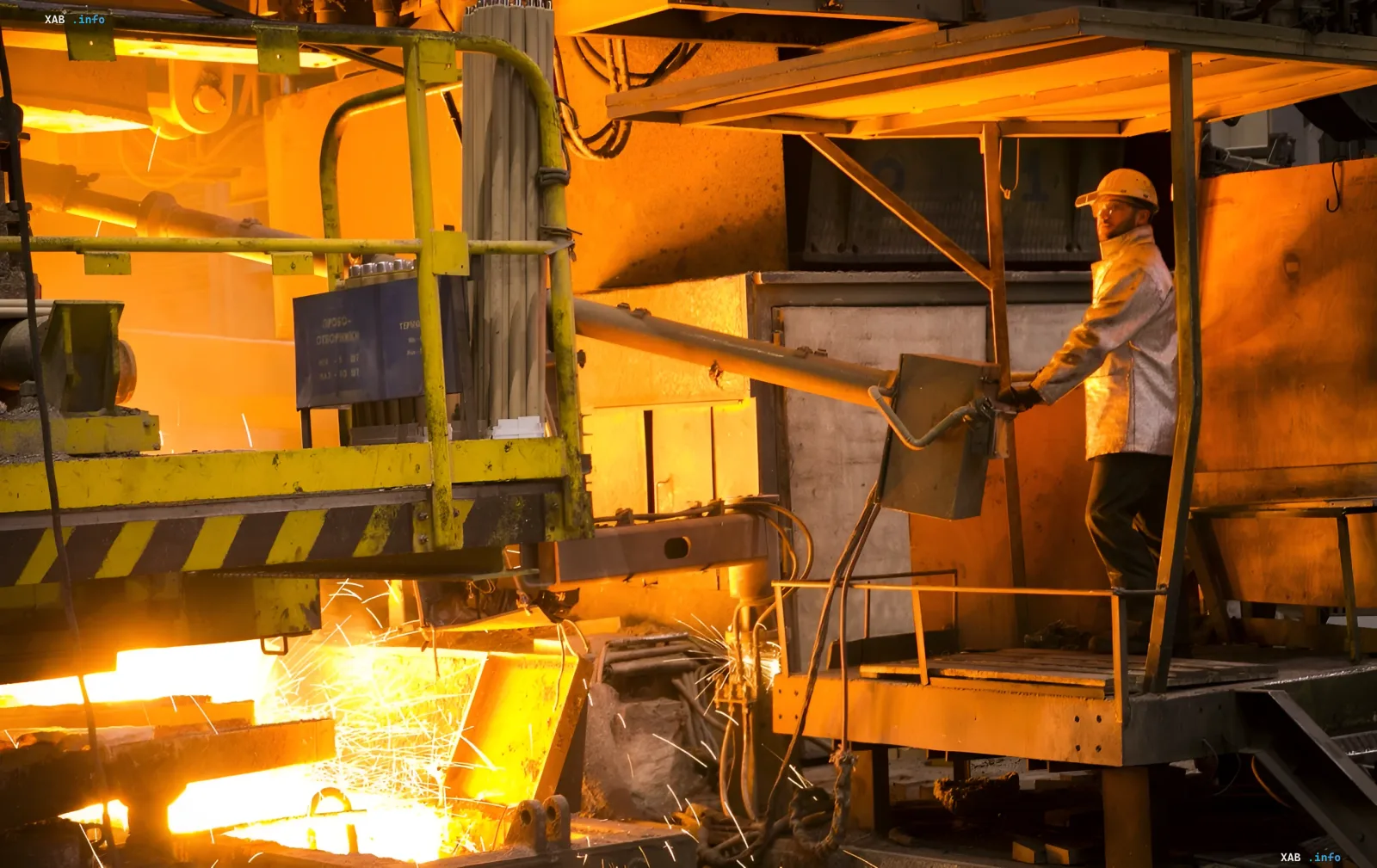 Arbeiter in einer Metallhütte neben flüssigem Metall: teurer Strom trifft die Branche