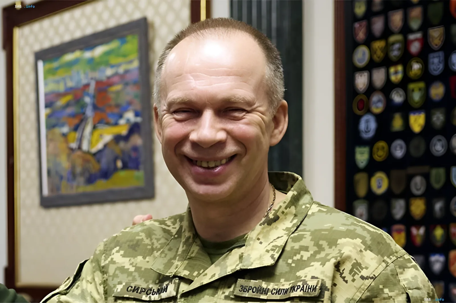 Экс-главком ВСУ Александр Сырский в камуфляжной форме на фоне наградных эмблем — по данным СМИ, он поступил в докторантуру Национального университета обороны