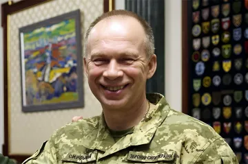 Ehemaliger Oberbefehlshaber der ukrainischen Streitwaffen Oleksandr Syrskyi in Tarnuniform vor einem Hintergrund mit Militäremblemen – Medienberichten zufolge hat er ein Doktorandenprogramm an der Nationalen Verteidigungsuniversität aufgenommen
