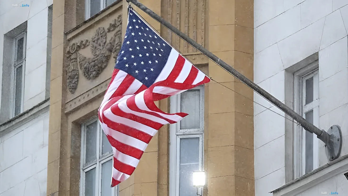 US-Flagge an einem Gebäude in Moskau — Entkräftung des Halbmast-Fake über Dolly Parton