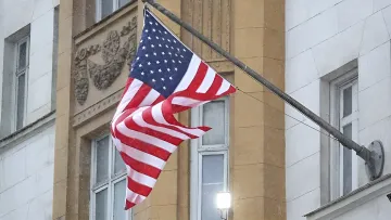 US-Flagge an einem Gebäude in Moskau — Entkräftung des Halbmast-Fake über Dolly Parton