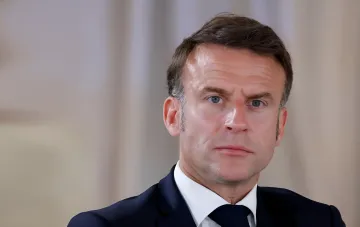 Президент Франции Эммануэль Макрон на фоне обсуждения ограничений на закупки оружия для Украины вне ЕС