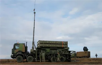 Зенитно-ракетная система Patriot на грузовом шасси с расчётом и радаром на фоне неба — контекст спора Франции и Украины о применении американских ракет