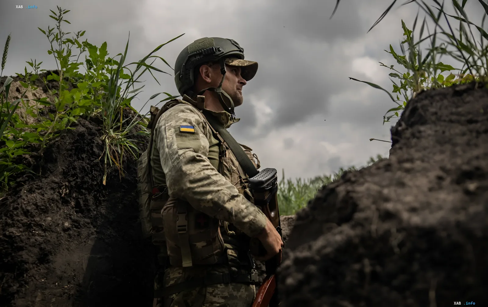 Ukrainischer Soldat an den Stellungen bei Pissariwka: ein ukrainischer Kämpfer im Graben bestätigt die Kontrolle über das Dorf