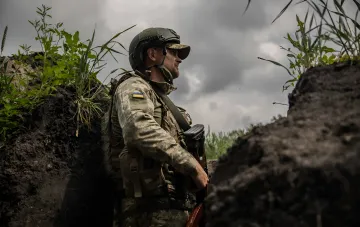 Боец ВСУ на позициях в районе Писаревки: украинский военный в окопе подтверждает контроль над селом