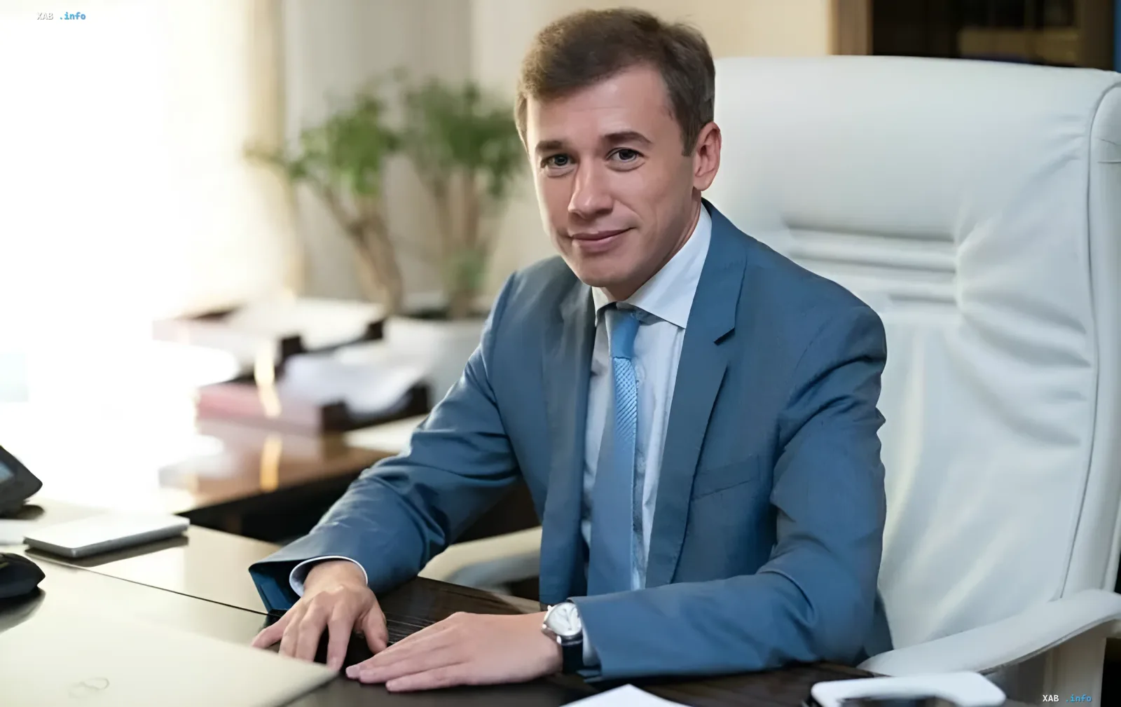 Президент федерации фехтования Украины за рабочим столом в офисе — интервью о сохранении детского фехтования в условиях войны