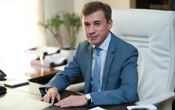 Президент федерации фехтования Украины за рабочим столом в офисе — интервью о сохранении детского фехтования в условиях войны