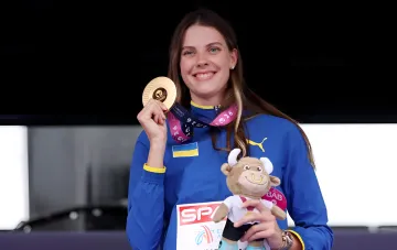 Olga Saladukha mit ihrer Goldmedaille bei den Leichtathletik-Europameisterschaften 2026 in Birmingham