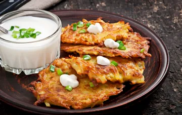 Картофельные блинчики с сыром с хрустящей корочкой и сметанным соусом — бюджетный рецепт