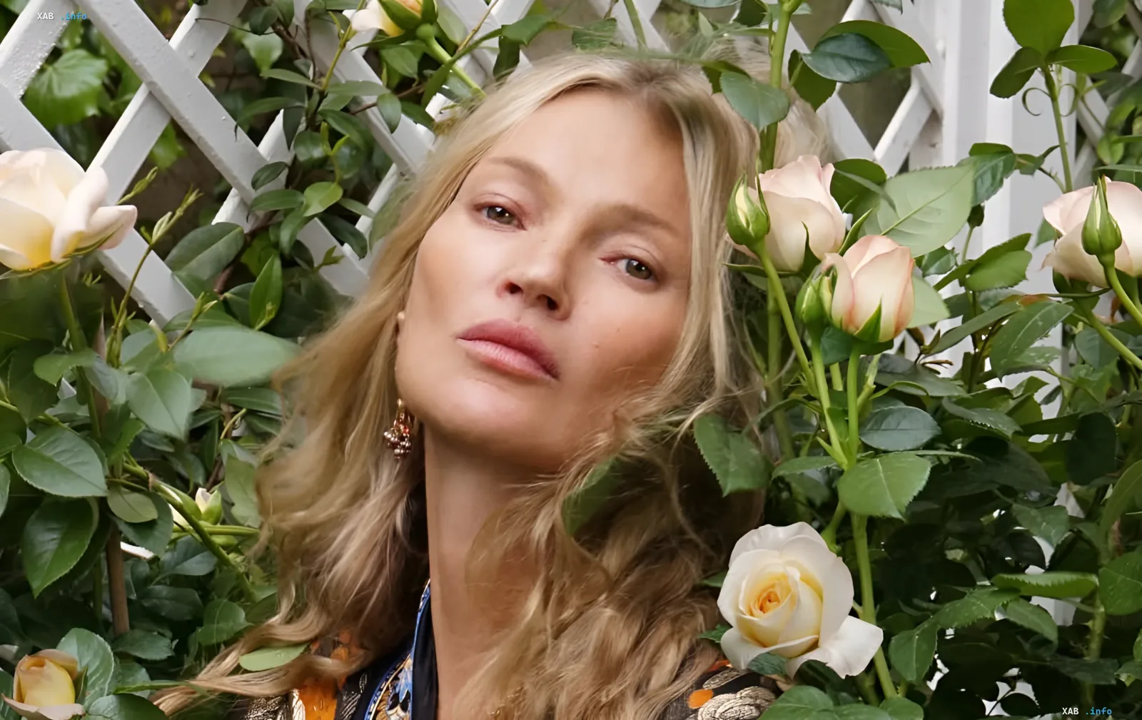 Кейт Мосс в рекламной кампании Gucci Primavera среди розовых и белых роз