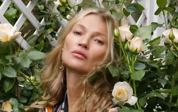 Кейт Мосс в рекламной кампании Gucci Primavera среди розовых и белых роз