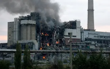 Разрушенная Херсонская ТЭЦ после удара российской КАБ: дым и огонь из проломленных конструкций