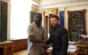 Теренс Кроуфорд и Владимир Зеленский пожимают руки в кабинете в Киеве во время визита боксёра